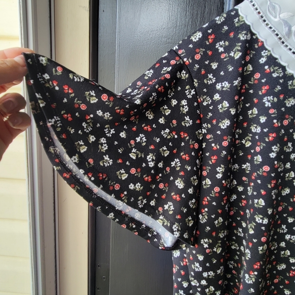 Faith and Joy Retro Style Blouse Size Medium Flare Sleeves Black/Flowers Leaves - Picture 9 of 11